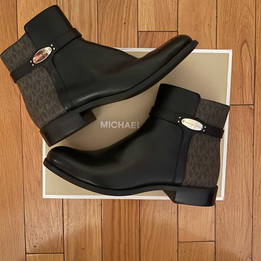 Micheal Kors Finley Flat Bootie 💥